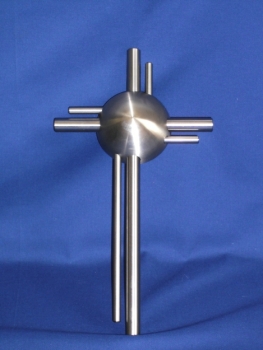 Kreuz mit Halbkugel und zwei Stäben